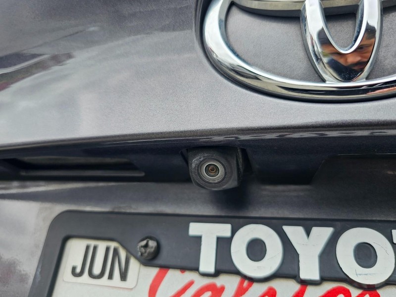 Toyota C-HR Vehicle Full-screen Gallery Image 29