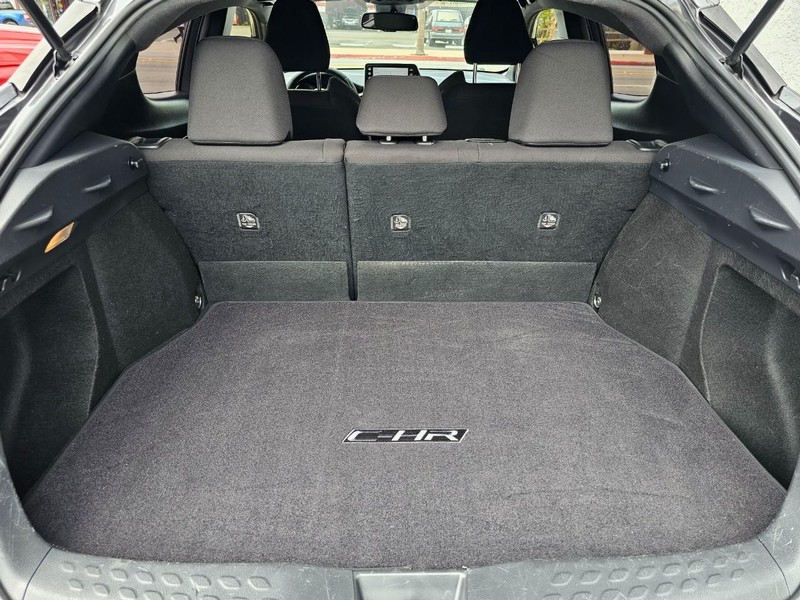 Toyota C-HR Vehicle Full-screen Gallery Image 30