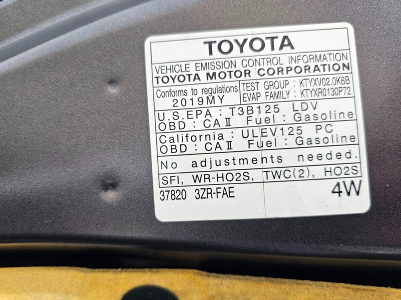 Toyota C-HR Vehicle Full-screen Gallery Image 32