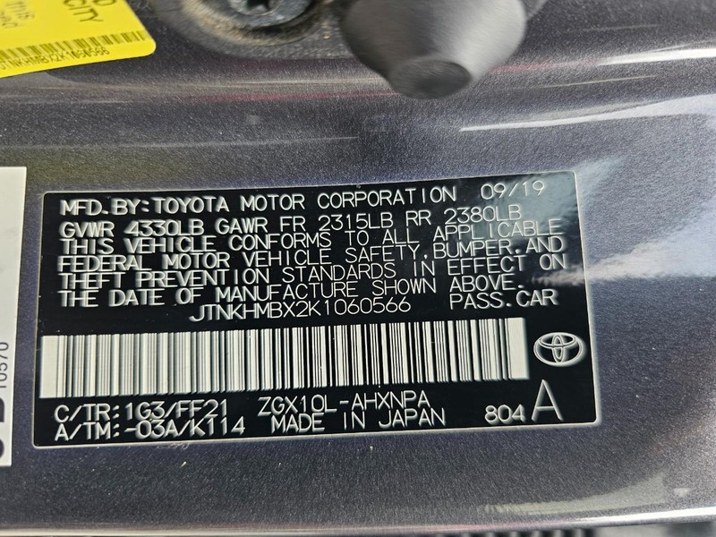 Toyota C-HR Vehicle Full-screen Gallery Image 33