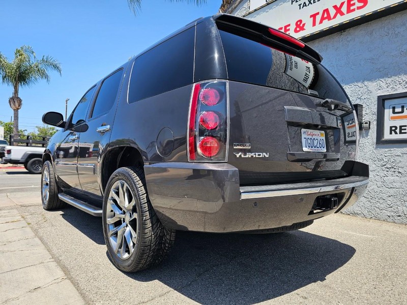 GMC Yukon Vehicle Full-screen Gallery Image 3