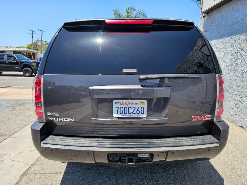 GMC Yukon Vehicle Full-screen Gallery Image 4
