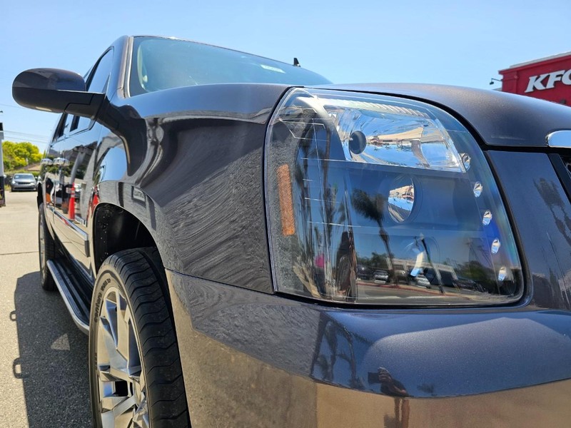 GMC Yukon Vehicle Full-screen Gallery Image 8