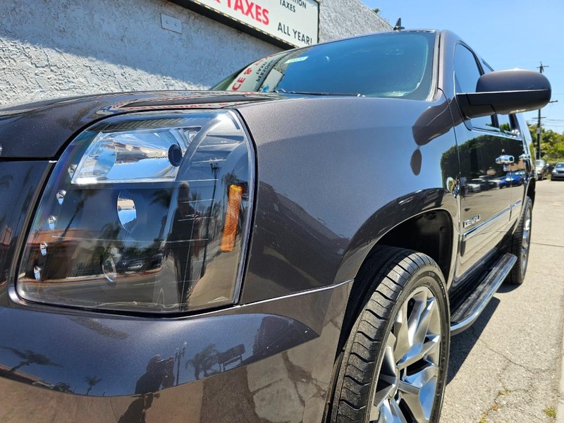 GMC Yukon Vehicle Full-screen Gallery Image 9