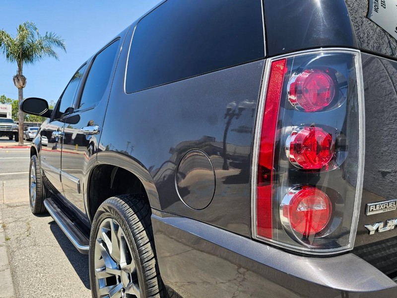 GMC Yukon Vehicle Full-screen Gallery Image 10