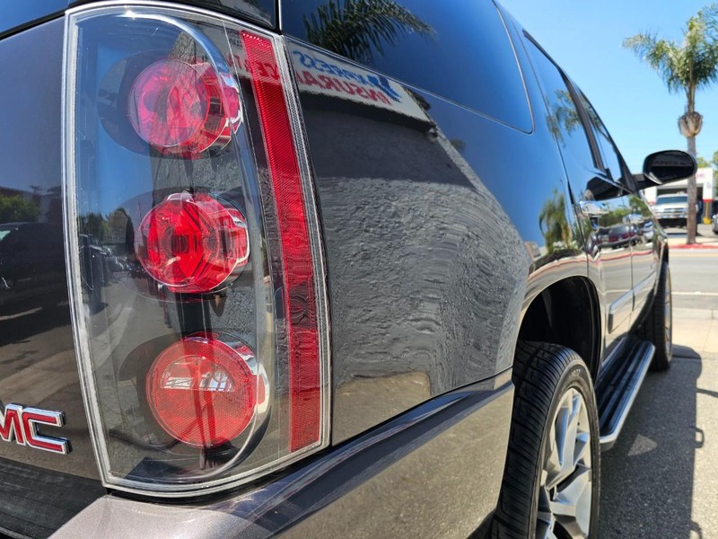 GMC Yukon Vehicle Full-screen Gallery Image 11