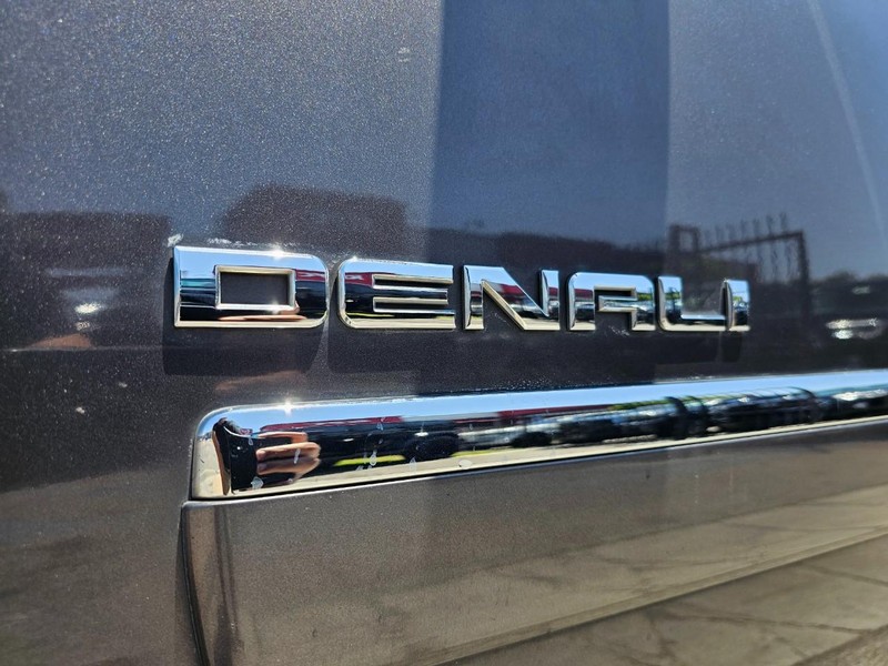 GMC Yukon Vehicle Full-screen Gallery Image 15