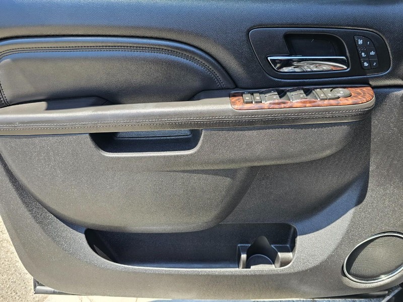 GMC Yukon Vehicle Full-screen Gallery Image 17
