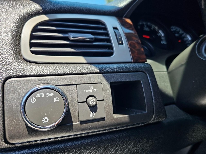 GMC Yukon Vehicle Full-screen Gallery Image 18