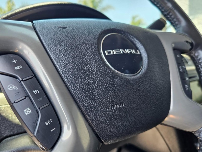 GMC Yukon Vehicle Full-screen Gallery Image 19