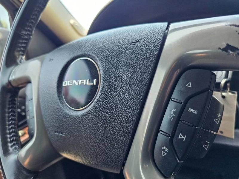 GMC Yukon Vehicle Full-screen Gallery Image 20