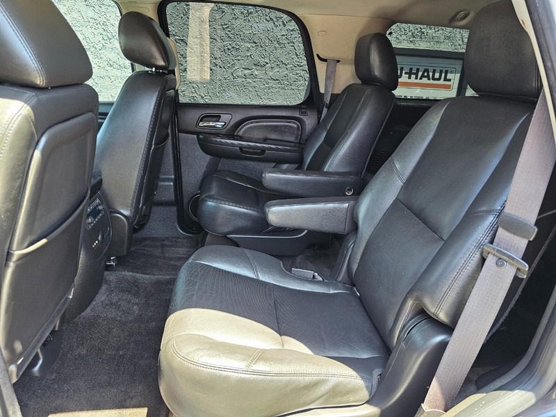 GMC Yukon Vehicle Full-screen Gallery Image 22