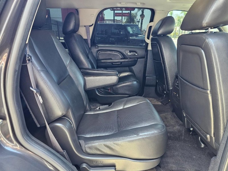 GMC Yukon Vehicle Full-screen Gallery Image 23