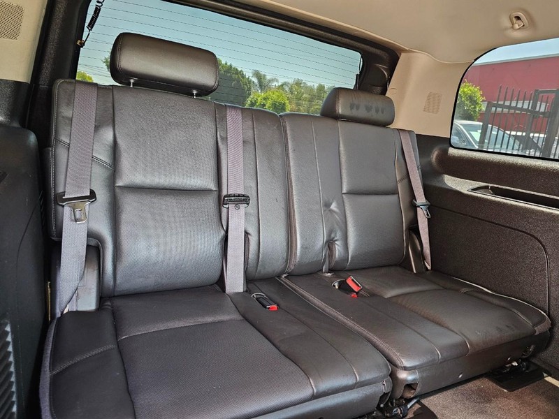 GMC Yukon Vehicle Full-screen Gallery Image 24