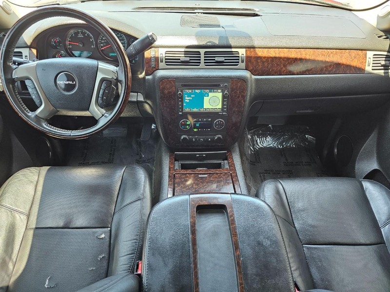 GMC Yukon Vehicle Full-screen Gallery Image 25
