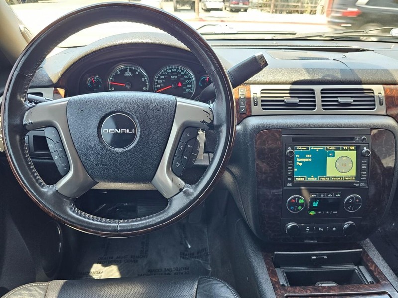 GMC Yukon Vehicle Full-screen Gallery Image 26