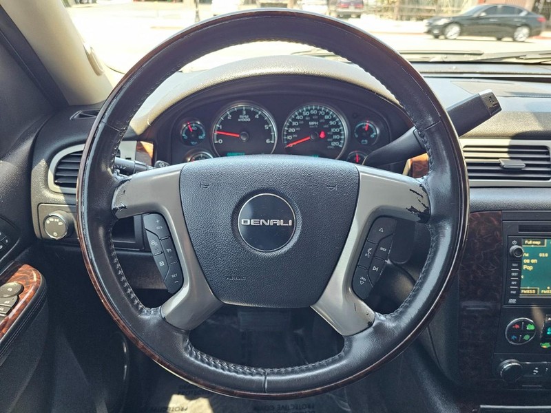 GMC Yukon Vehicle Full-screen Gallery Image 27