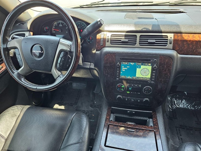 GMC Yukon Vehicle Full-screen Gallery Image 28