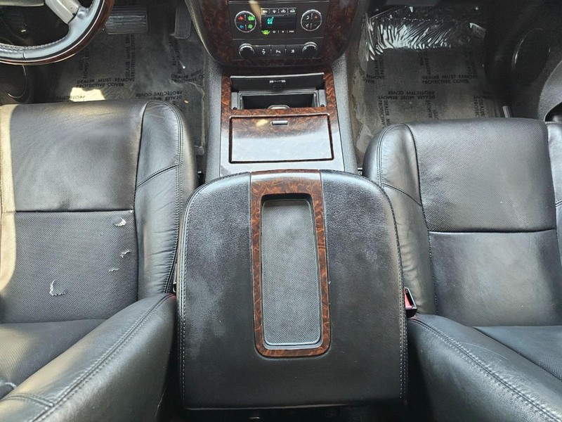 GMC Yukon Vehicle Full-screen Gallery Image 32