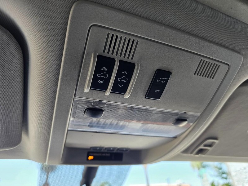 GMC Yukon Vehicle Full-screen Gallery Image 33