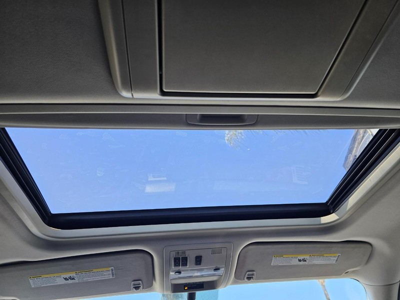 GMC Yukon Vehicle Full-screen Gallery Image 34