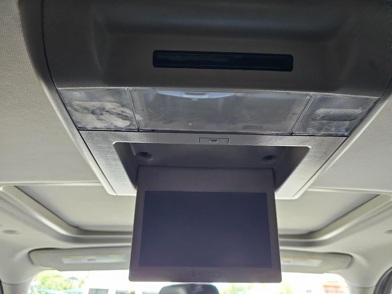 GMC Yukon Vehicle Full-screen Gallery Image 35