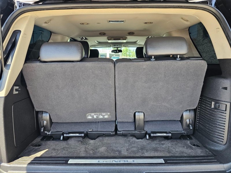GMC Yukon Vehicle Full-screen Gallery Image 37