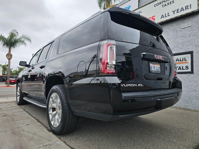 GMC Yukon XL Vehicle Full-screen Gallery Image 3