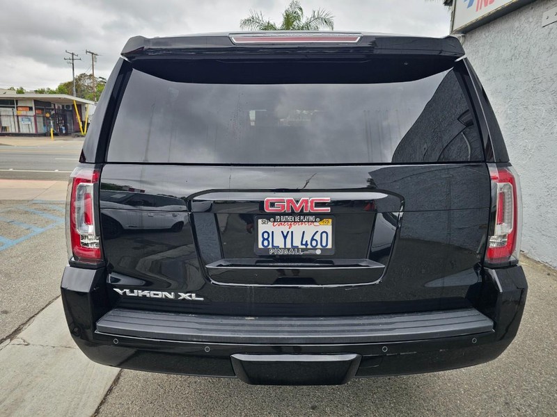 GMC Yukon XL Vehicle Full-screen Gallery Image 4