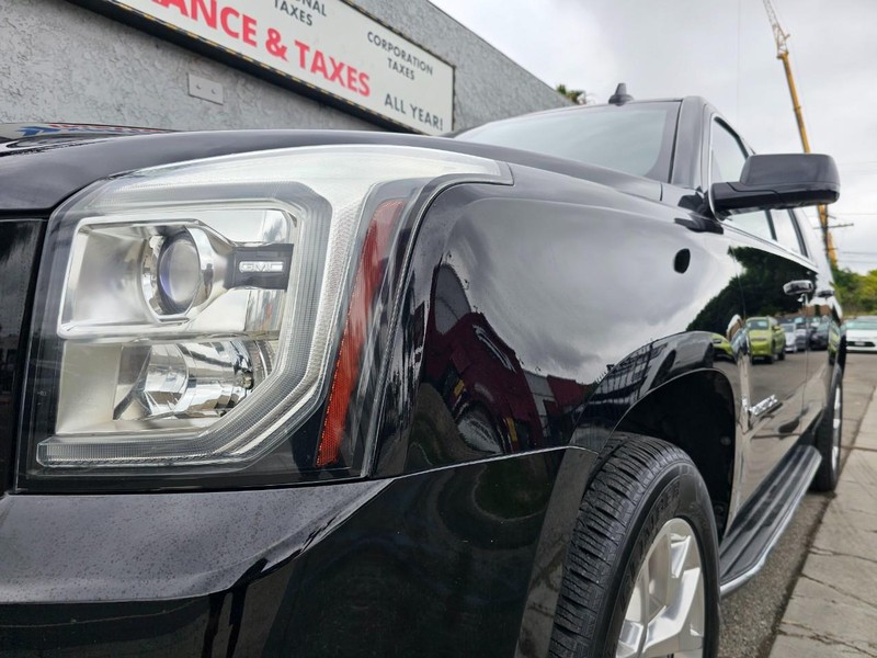 GMC Yukon XL Vehicle Full-screen Gallery Image 9