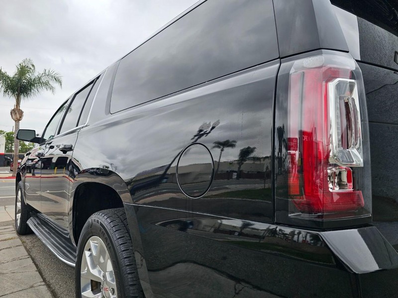 GMC Yukon XL Vehicle Full-screen Gallery Image 10