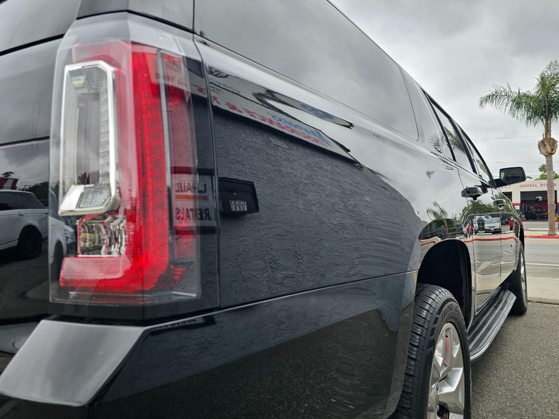 GMC Yukon XL Vehicle Full-screen Gallery Image 11