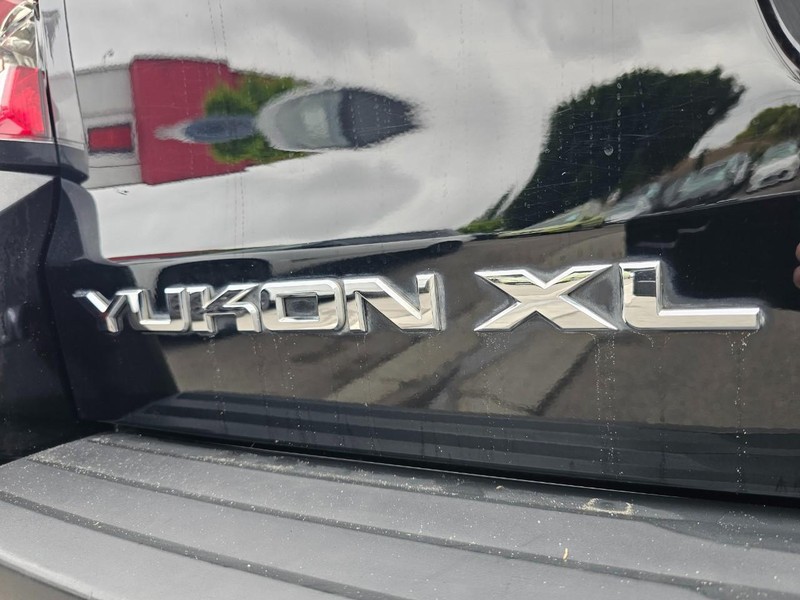 GMC Yukon XL Vehicle Full-screen Gallery Image 13