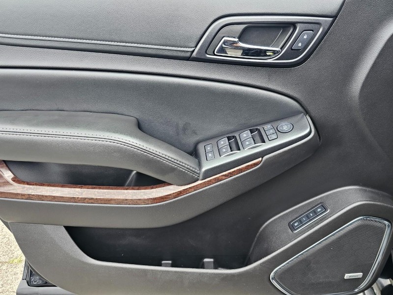 GMC Yukon XL Vehicle Full-screen Gallery Image 16