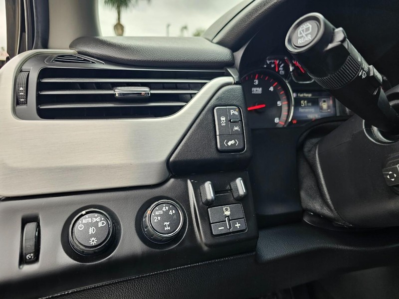 GMC Yukon XL Vehicle Full-screen Gallery Image 18