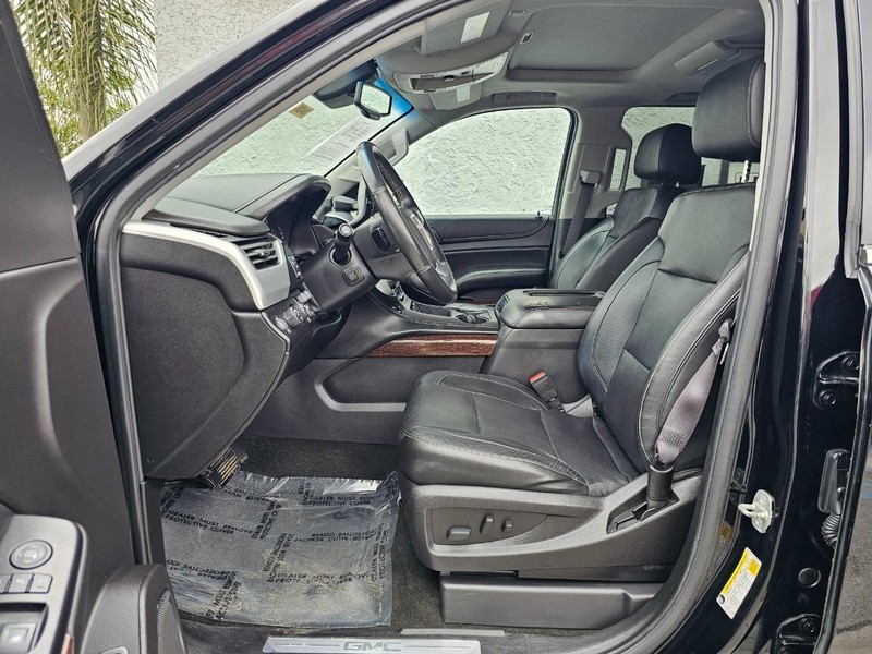 GMC Yukon XL Vehicle Full-screen Gallery Image 19
