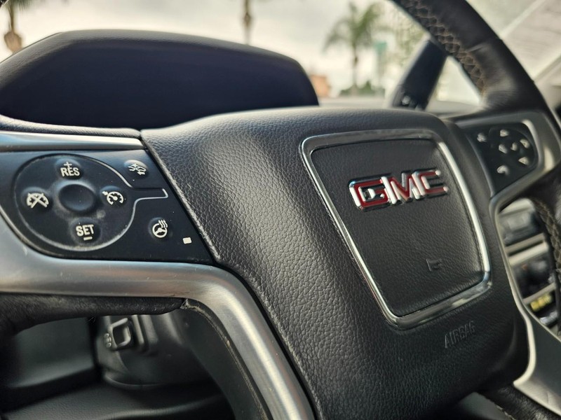 GMC Yukon XL Vehicle Full-screen Gallery Image 20