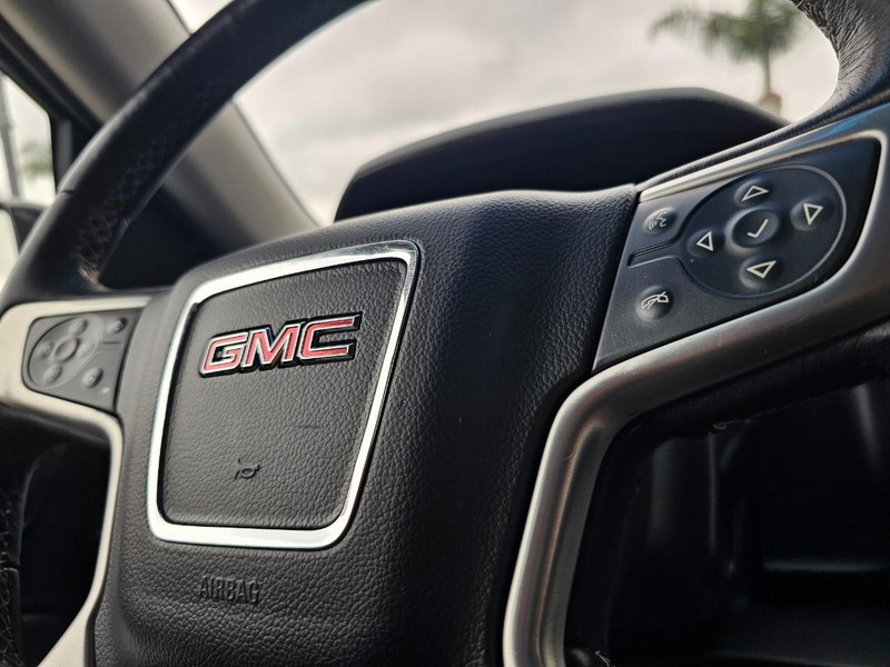GMC Yukon XL Vehicle Full-screen Gallery Image 21