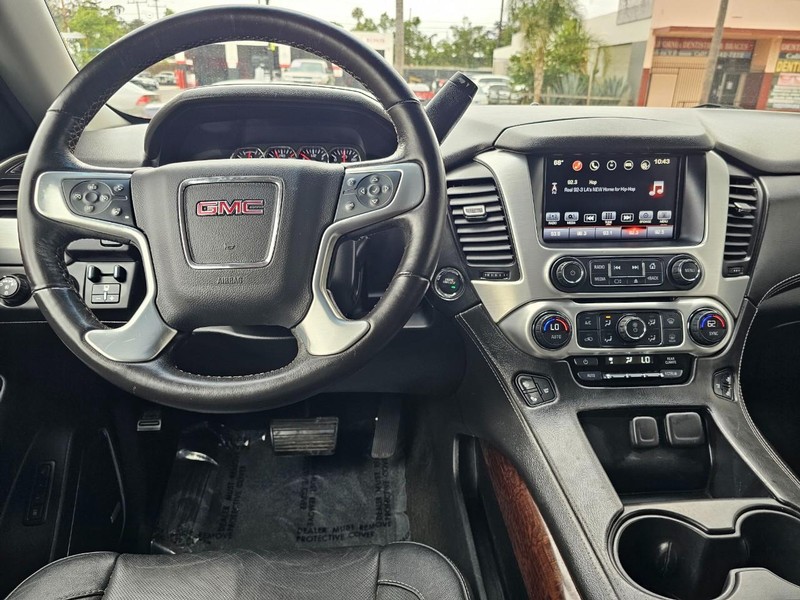 GMC Yukon XL Vehicle Full-screen Gallery Image 29