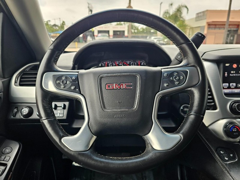 GMC Yukon XL Vehicle Full-screen Gallery Image 30