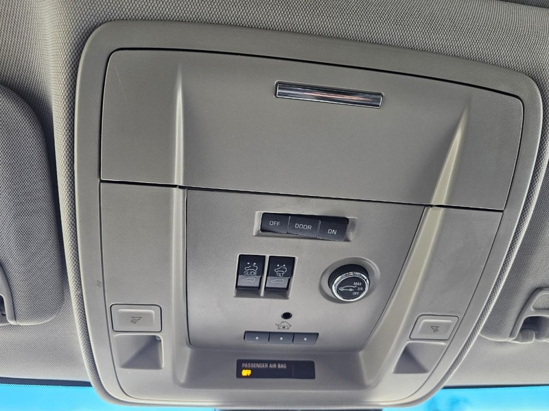GMC Yukon XL Vehicle Full-screen Gallery Image 36