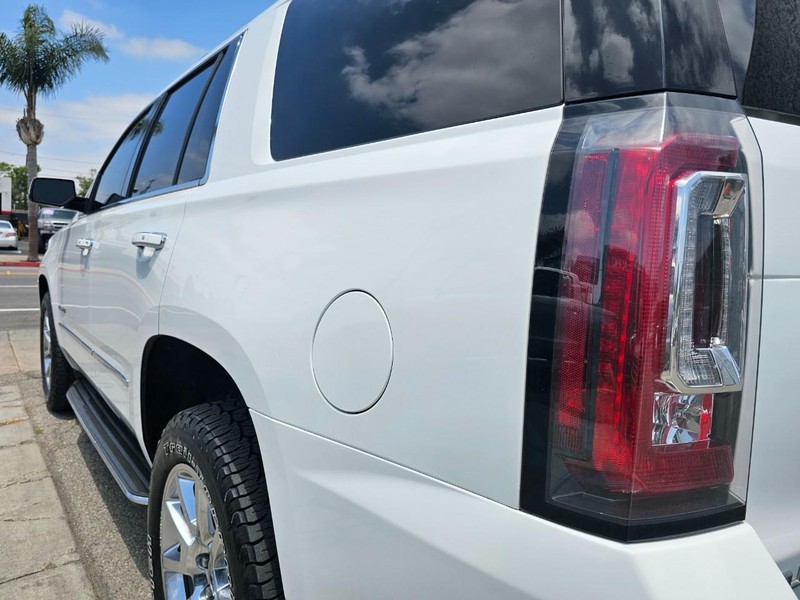 GMC Yukon Vehicle Full-screen Gallery Image 10