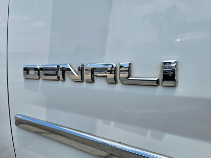 GMC Yukon Vehicle Full-screen Gallery Image 13