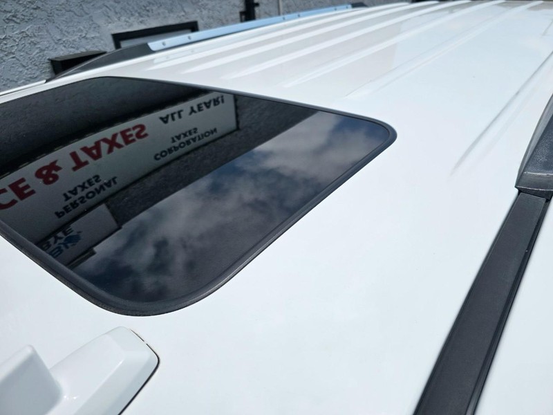 GMC Yukon Vehicle Full-screen Gallery Image 14