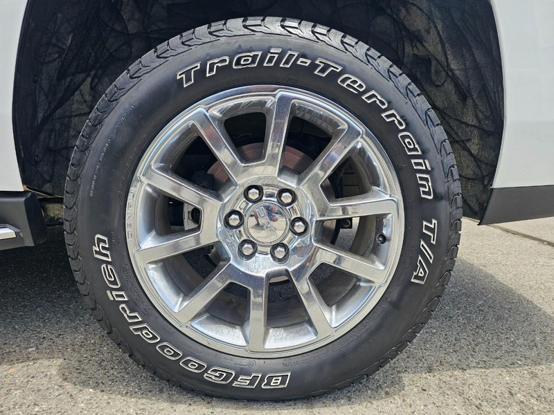 GMC Yukon Vehicle Full-screen Gallery Image 15