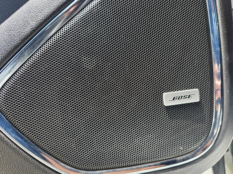 GMC Yukon Vehicle Full-screen Gallery Image 17