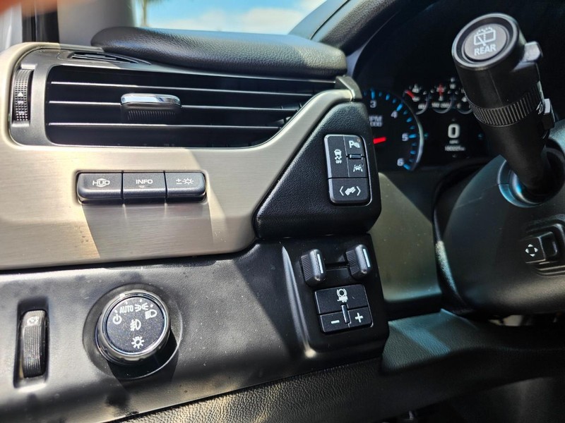 GMC Yukon Vehicle Full-screen Gallery Image 18
