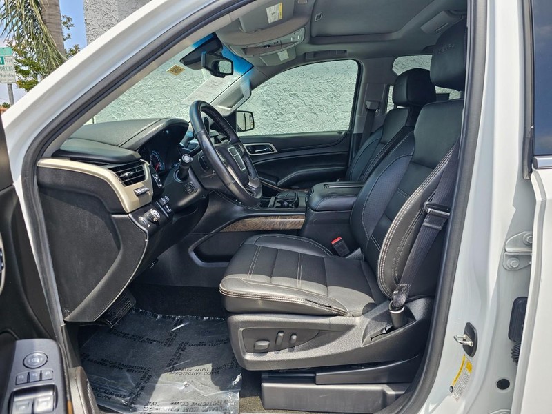 GMC Yukon Vehicle Full-screen Gallery Image 19