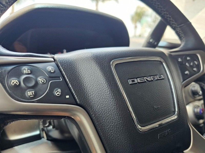 GMC Yukon Vehicle Full-screen Gallery Image 20
