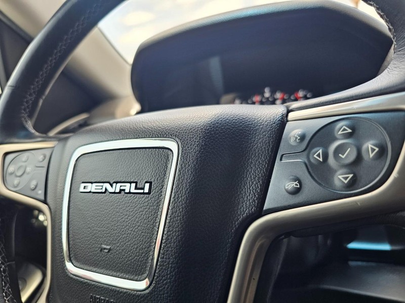 GMC Yukon Vehicle Full-screen Gallery Image 21